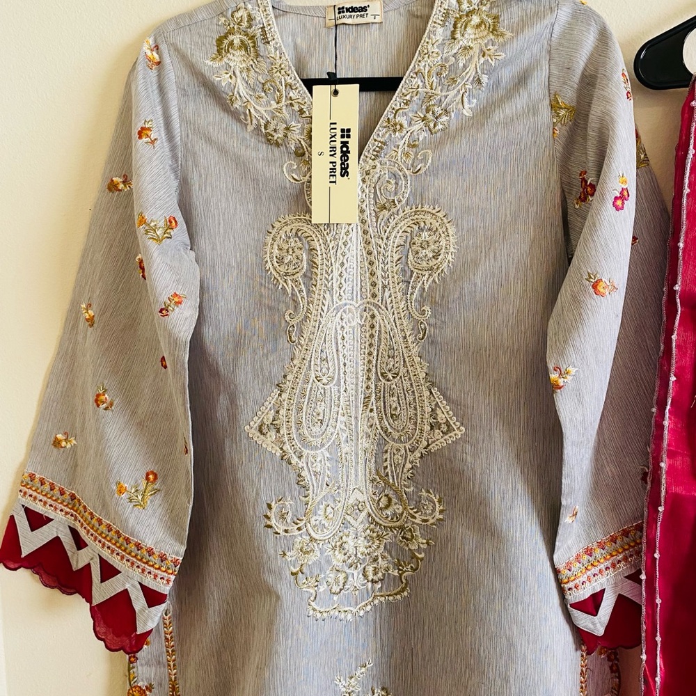 Elegant Gray and Pink Long Sleeve Dress - Picture 3 of 9